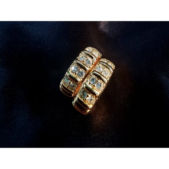 Vintage SWAROVSKI Signed Clear Rhinetones Half Hoop Clip On Earrings Gold Tone - Picture 9 of 10